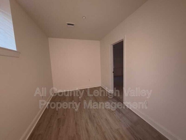 Building Photo - 1157 Meadow Lark Way