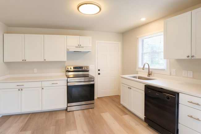 Building Photo - 320-322 Goethals Dr