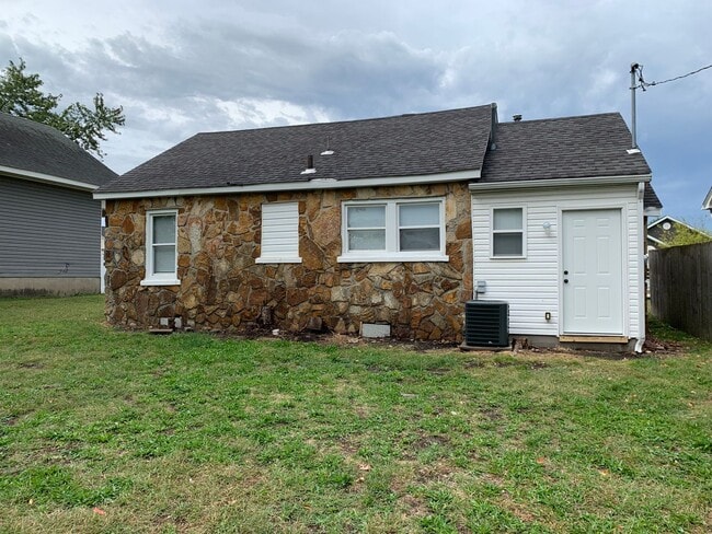 Building Photo - Adorable 2 bedroom, 2 bathroom home. Stack...