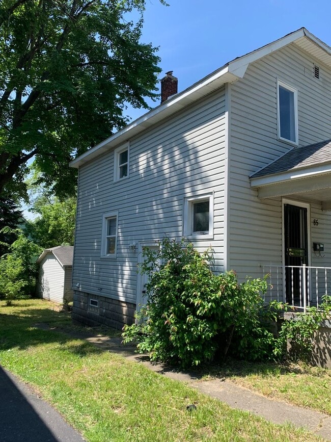 Building Photo - 3 Bedroom Home In Pontiac