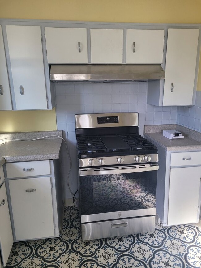 Building Photo - Supper cute 3 bedroom 1 bath house. This house has lots of charm.  The upstairs is one big bedroo...