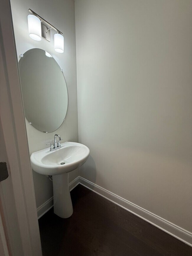 Building Photo - HALF OFF FIRST MONTH RENT!! Three Bedroom ...