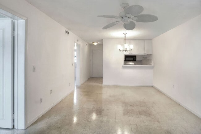 Building Photo - 2-Bedroom, 1-Bathroom Condo in Winter Haven