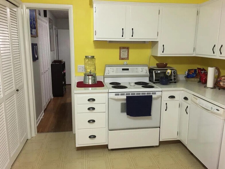 Building Photo - 131 N Hillsdale Dr