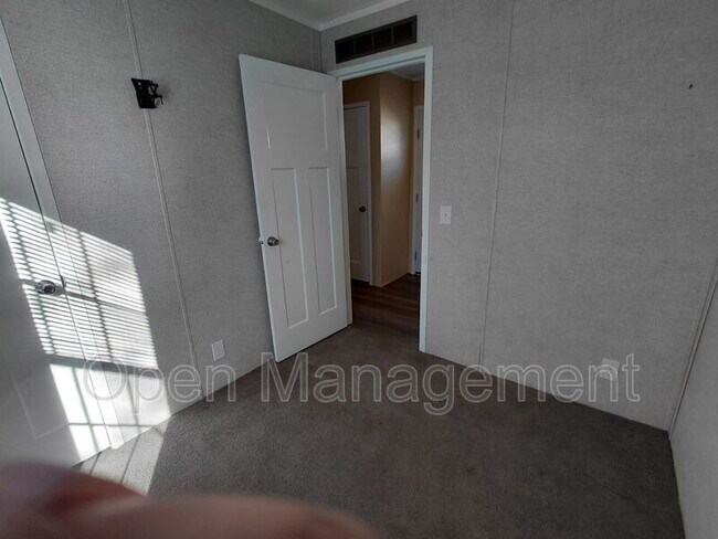 Building Photo - 301 Mantle Ave