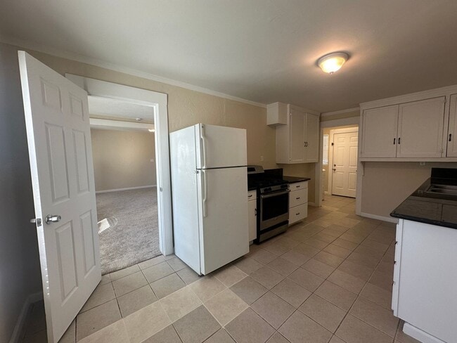 Building Photo - 3 Bedroom 2 Bathroom Home with Yard