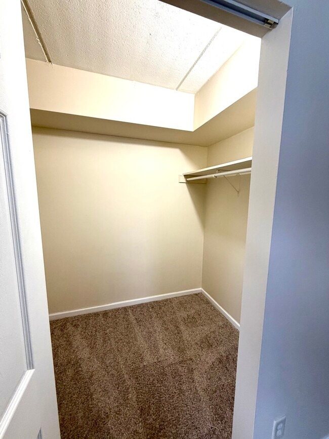 Building Photo - 1133 Royal St George Dr