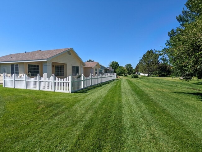 Building Photo - Park Like Setting