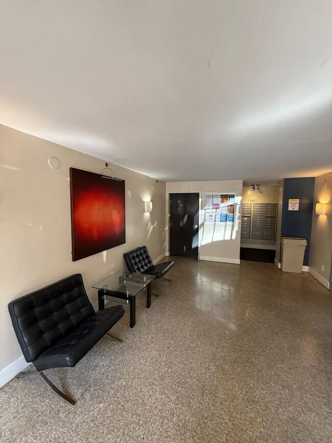 Building Photo - Modern 1BD/1BA Condo at The Met Warner Center! Ready for Move-In!