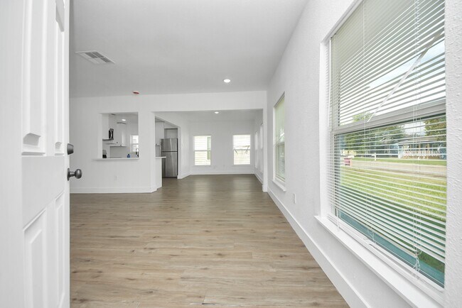 Building Photo - 1203 W 6th St