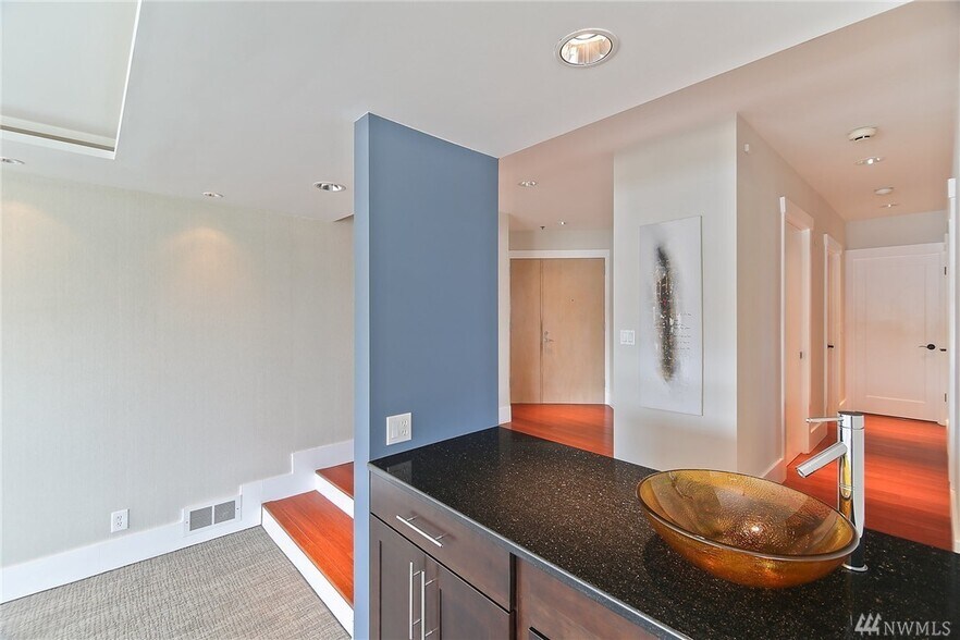 Entry1 - 1740 Aurora Ave N