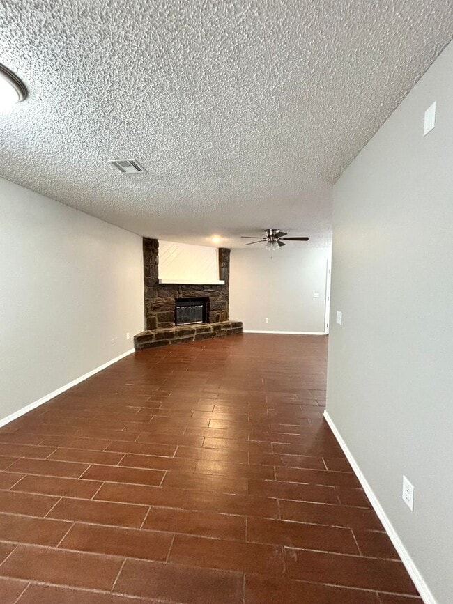 Building Photo - One bedroom, Two Car Garage