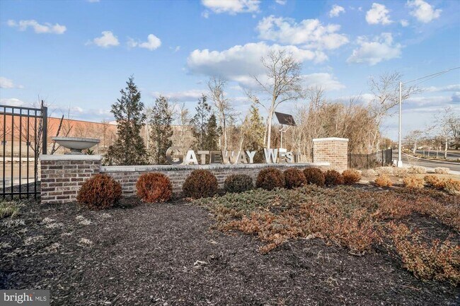 Building Photo - 6732 Belcrest Rd