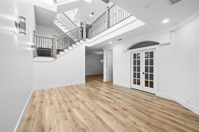 Building Photo - 218 NE 15th Ave