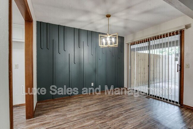 Building Photo - 1705 N Gleason Ave