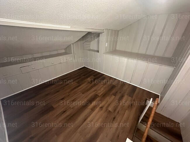 Building Photo - $950 - 2 bedroom / 1 bathroom home with a bonus loft!