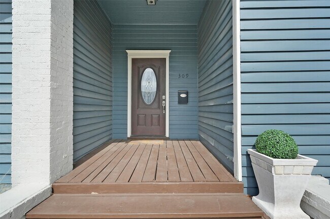 Building Photo - 309 Pecore St