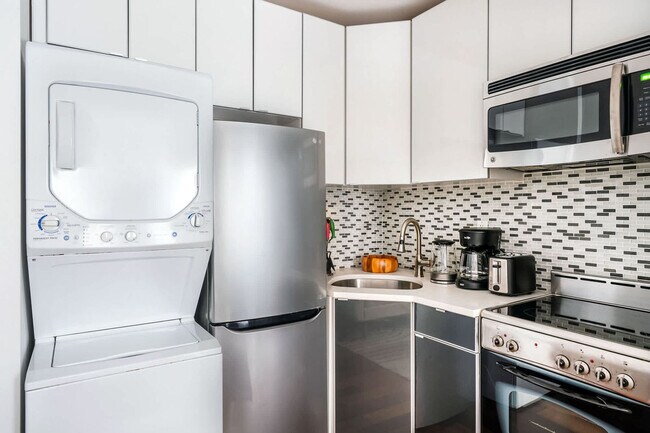 Building Photo - 241 E 24th St