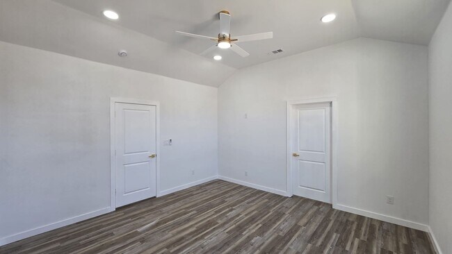 Building Photo - 1011 N Carol Ave