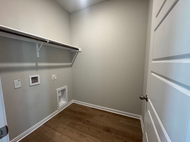 Building Photo - Stunning 4x3 Luxury Duplex in Buda, TX!