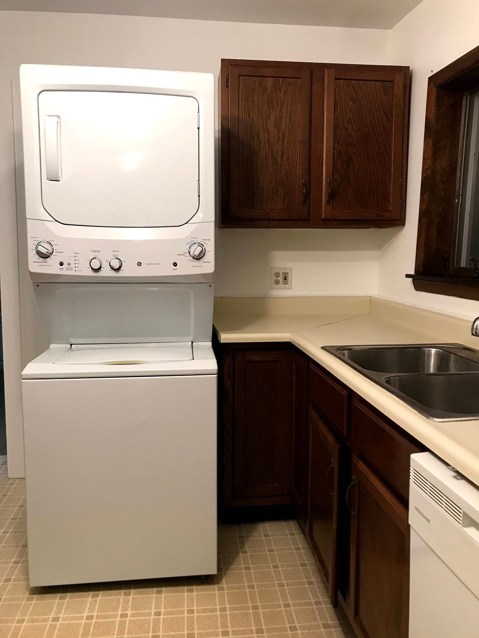 Stackable Washer/Dryer - 422 W William St
