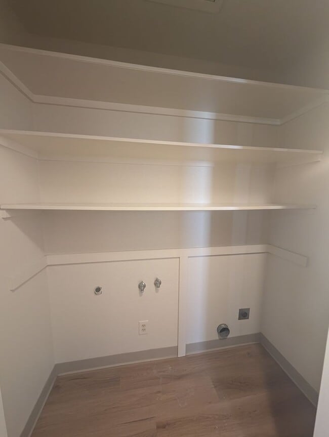 Building Photo - Charming 2-bedroom, 1 bath duplex