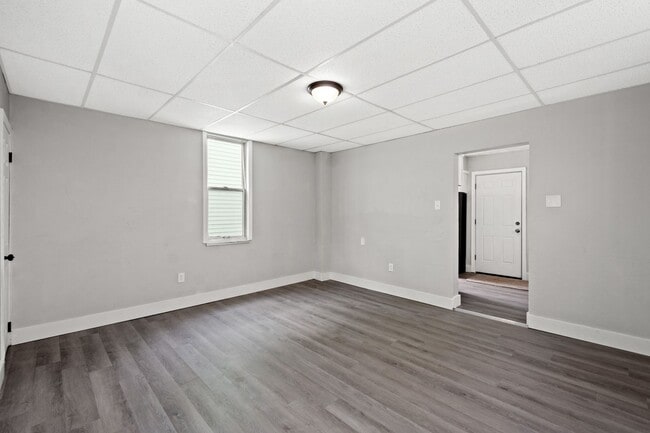 Building Photo - SCORE 50% OFF 1ST MONTH'S RENT IF SIGNED BY DEC 5! Fresh 2 bedroom home in Myer Park available now!