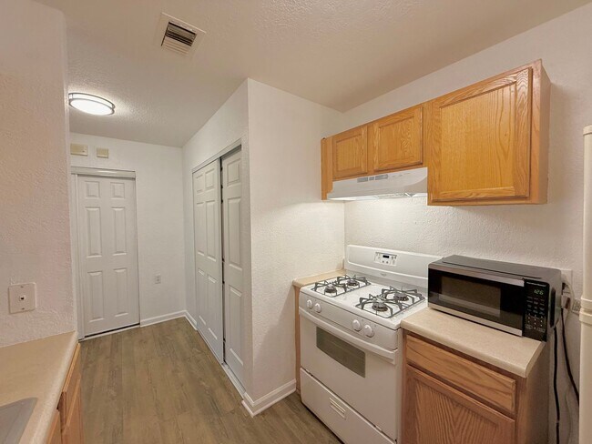 Building Photo - Now available! Charming 2 bed / 1 bath condo in a prime Tallahassee location.
