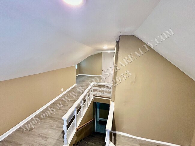 Building Photo - Updated 5 Bed 2 Bath home in Independence-...