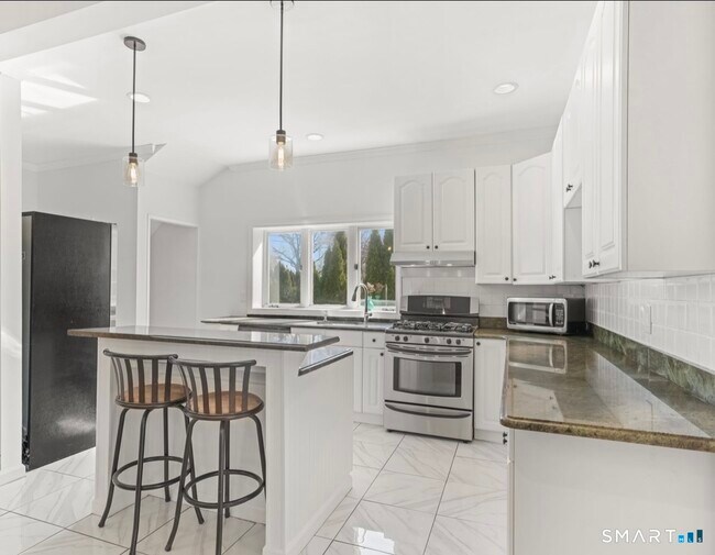 Building Photo - 709 Tunxis Hill Rd