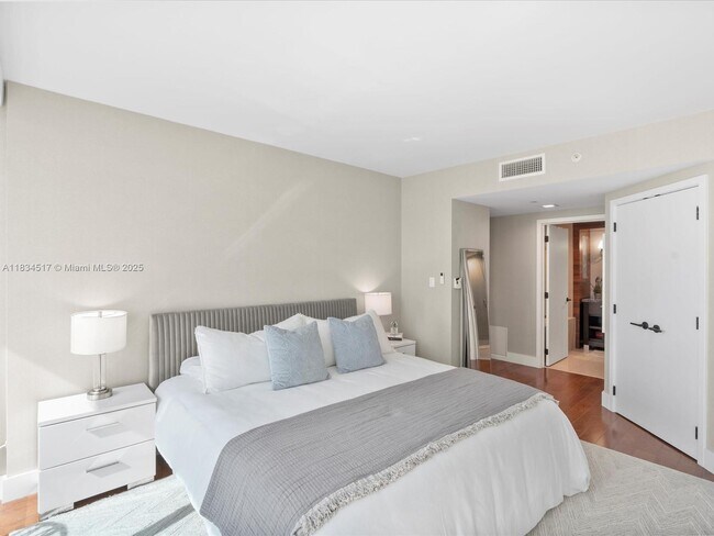 Building Photo - 6801 Collins Ave