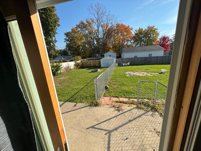 Building Photo - Columbine Ave