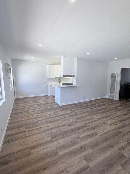 Building Photo - 1223 N Kingsley Dr