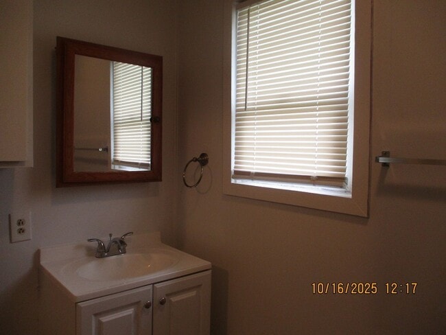 Building Photo - 300 N Tilden St