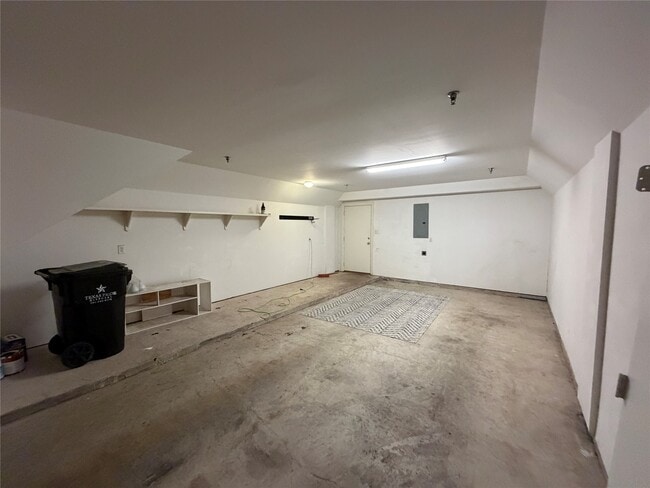 Building Photo - 8715 Meadowcroft Dr