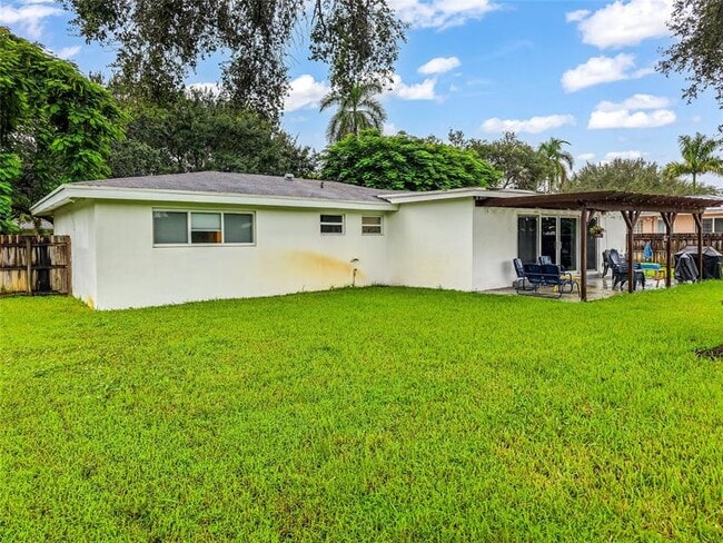 Building Photo - 152 SW 59th Ave