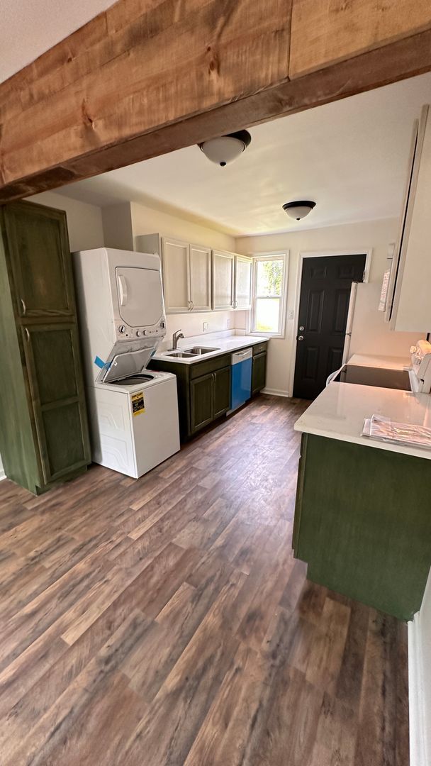 Building Photo - 2BR/1BA Renovated Triplex Unit – Prime Loc...