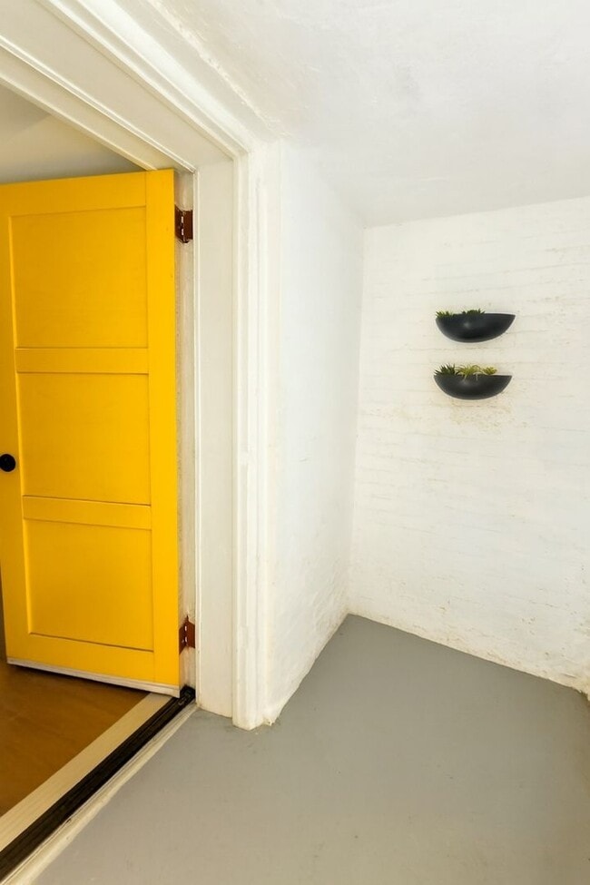 Building Photo - Spacious 5BR Townhome in Washington, DC