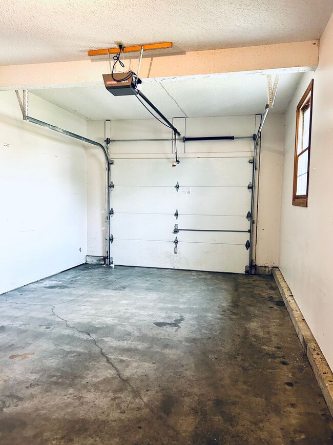 Building Photo - Convenient Location, Spacious Home