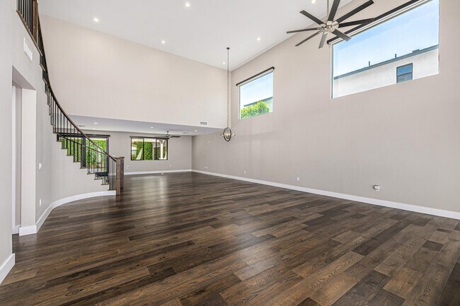 Building Photo - 3821 E Devonshire Ave