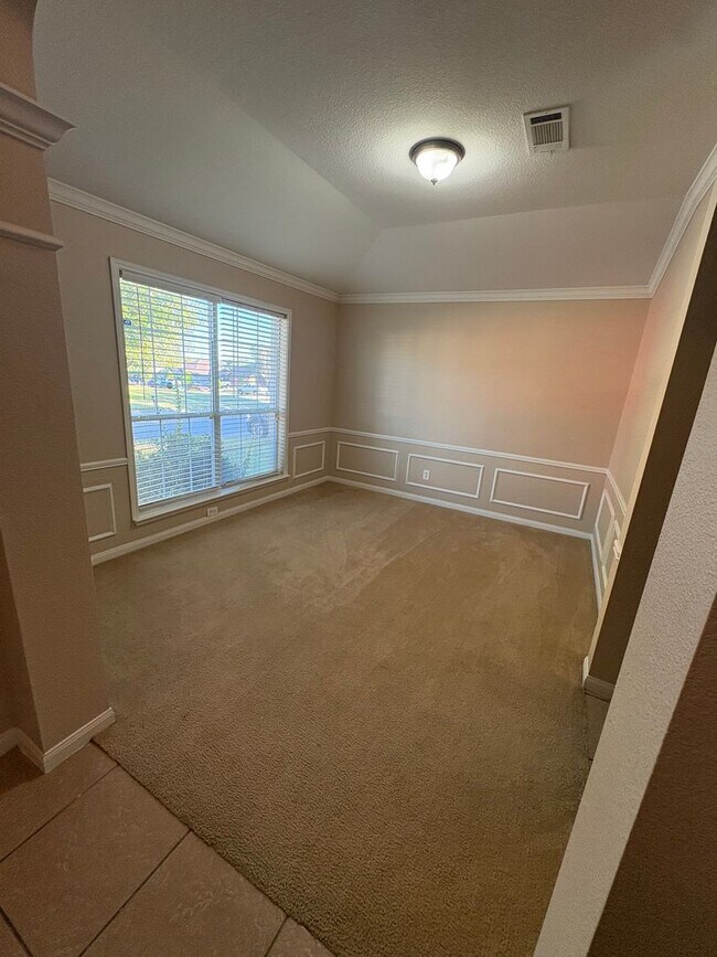 Building Photo - AVAILABLE NOW!