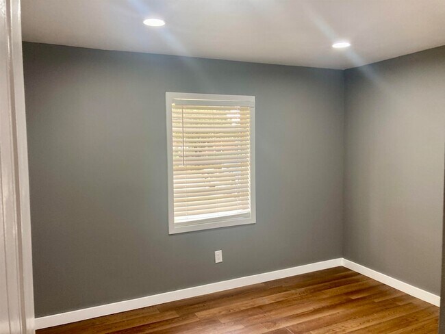 Building Photo - 901 Avenue E