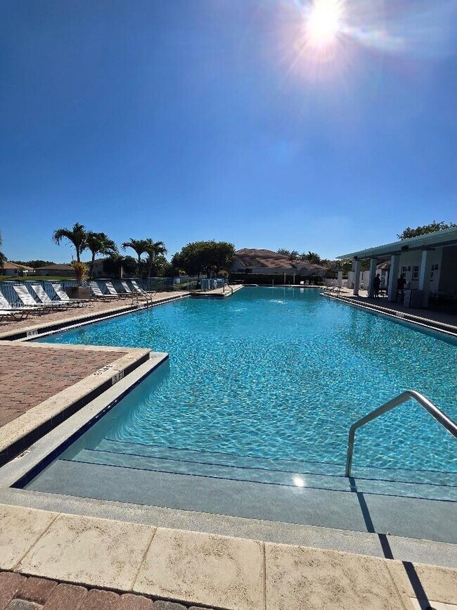 Building Photo - 1030 NE 41st Pl