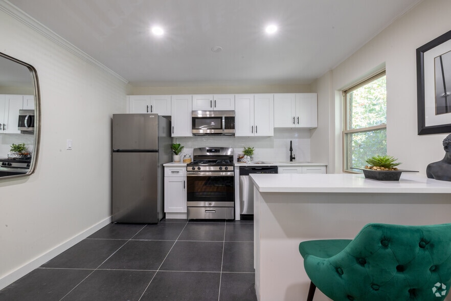 1BR, 1BA - 575SF - Dining Area - Lakeview Apartments