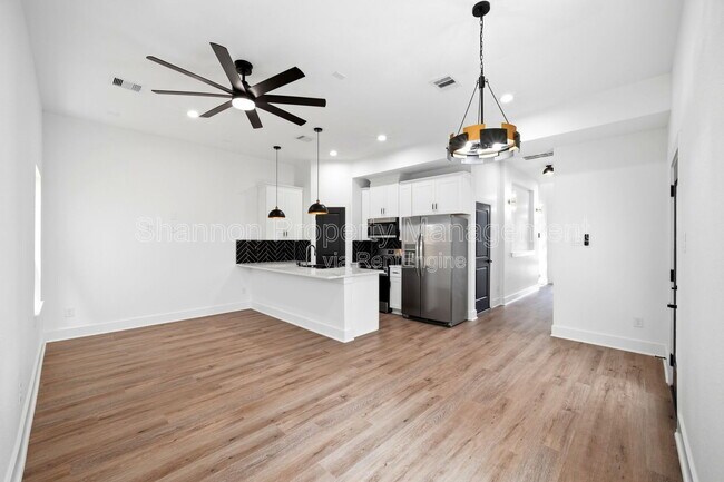 Building Photo - 2107 Esther Dr