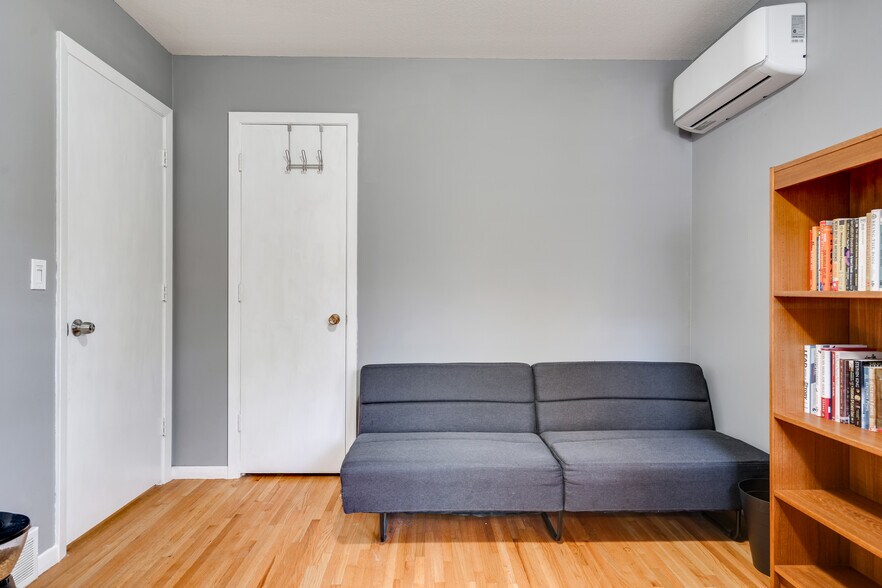 Bedroom 2 / Office - 5314 Hiawatha Ln