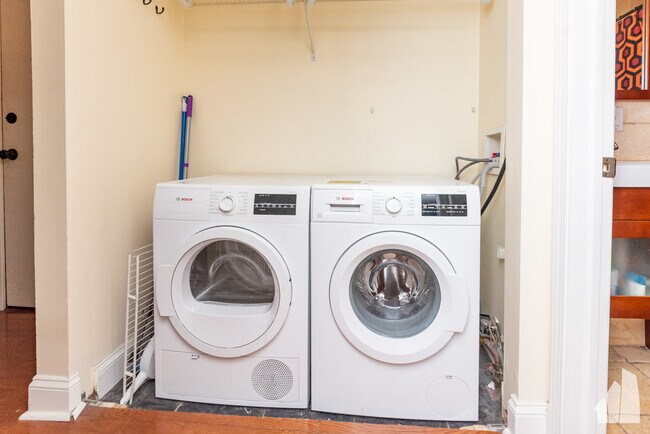 Building Photo - 4136 N California Ave