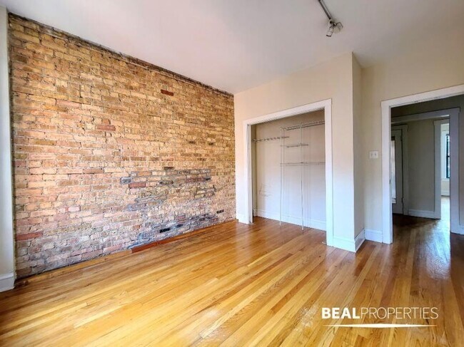 Building Photo - 2 bedroom in CHICAGO IL 60657