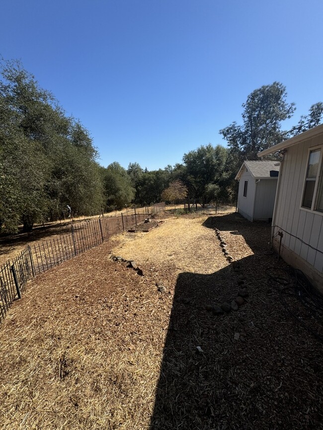 Building Photo - Quiet 3/2 with bonus room in El Dorado Hil...