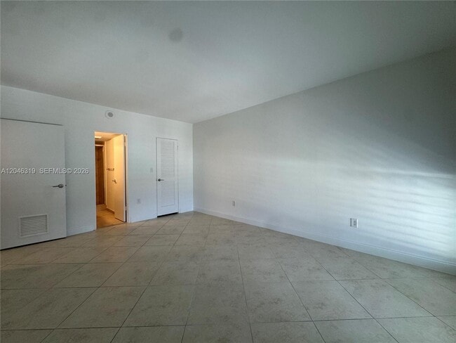 Building Photo - 10275 Collins Ave